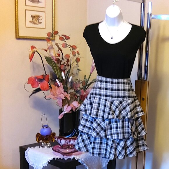 NWT Unique Designed Black White Tiered Ruffle Skirt Lightweight Knee Length M - Picture 5 of 7